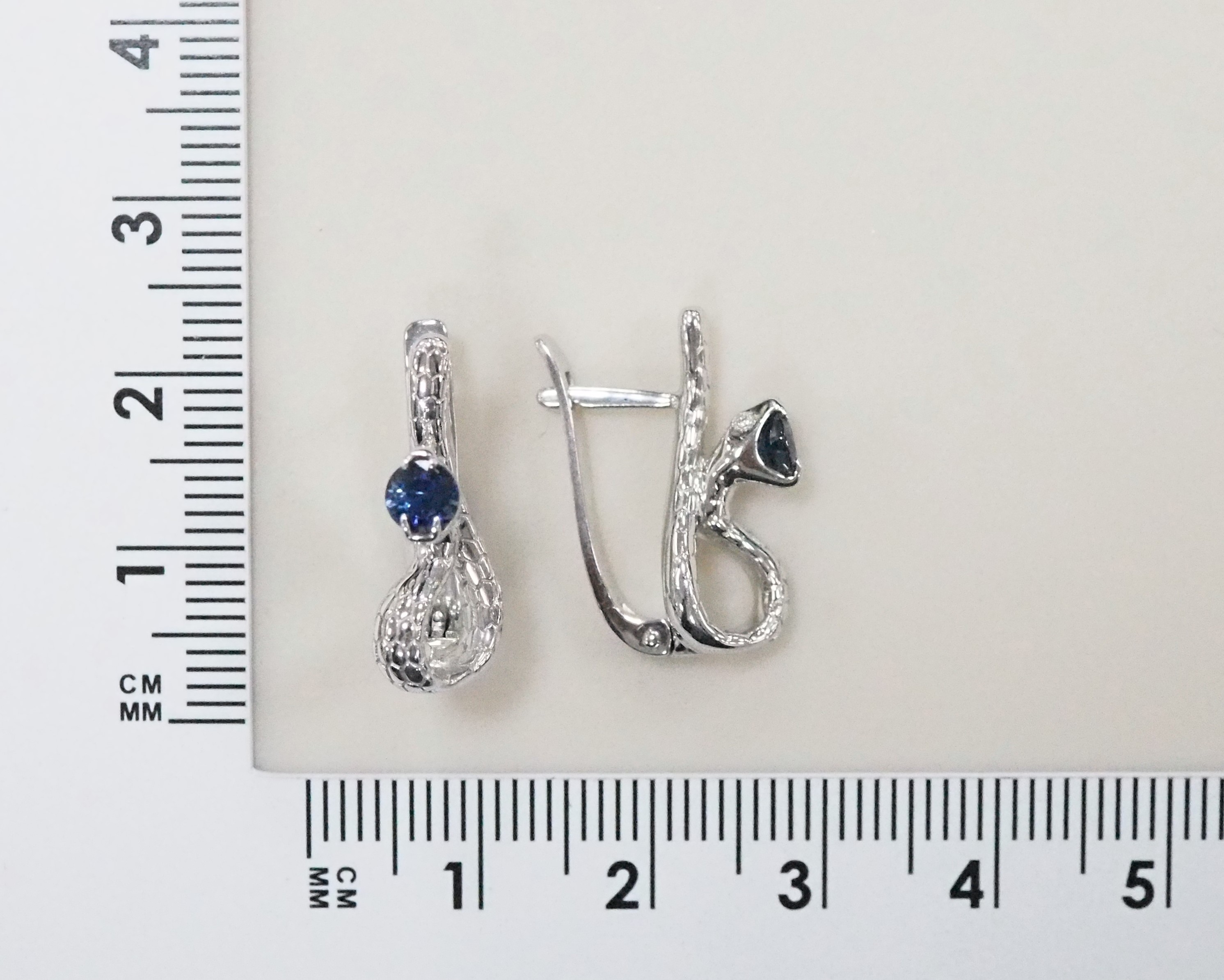 Золотые серьги 585 пробы; белое золото; родий; вставки 4 Бр.(N)Кр-57 0,01 4/3Б; 2 Сапфир (H) 0,63 2/